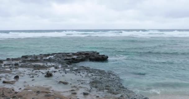 Gelombang Kuat Menghantam Bebatuan Gelombang Putih Memasuki Pantai Tropis Laut — Stok Video