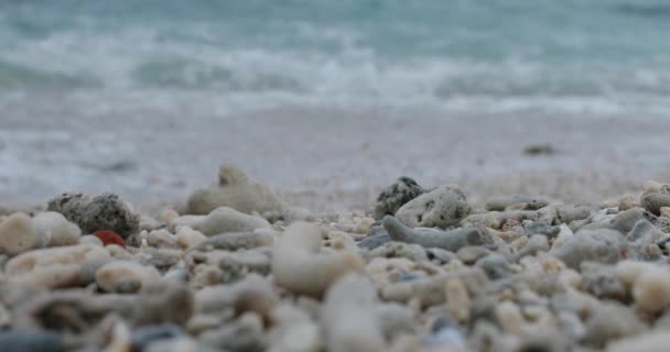 Kieselsteine Strand Die Wellen Laufen Auf Die Küste Romantische Szene — Stockvideo