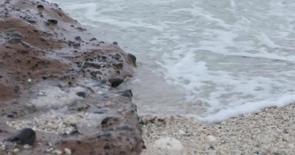 Sterke Golven Raakten Rotsen Witte Golven Kwamen Kust Binnen Tropische — Stockvideo