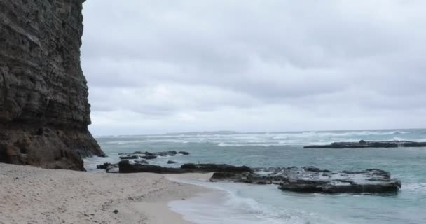 Ondas Fortes Atingiram Rochas Ondas Brancas Entraram Costa Mar Tropical — Vídeo de Stock