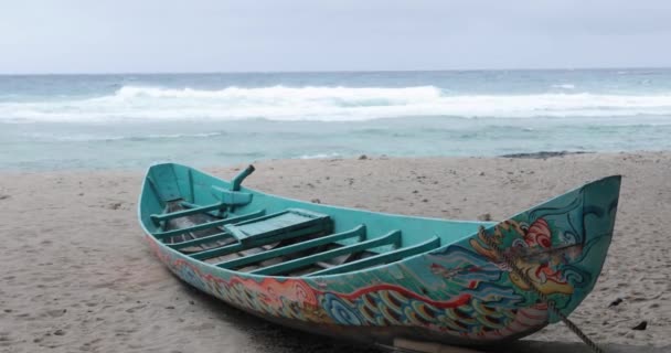 Ein Friedliches Boot Auf Dem Meer Weiße Wellen Rauschen Die — Stockvideo