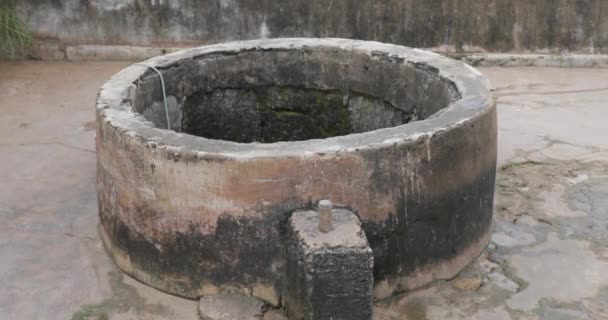 古い井戸 井戸の底 アジアの新鮮な水 4Kビデオ — ストック動画