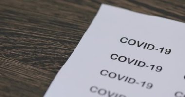 Covid-19 'un adı kağıda basılmış.