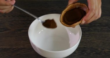 Sünger kahve. Yakın plan kız eli karıştırıcı sünger kahvesi.