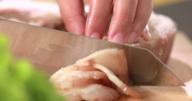 Yakın plan, ahşap kesme tahtasındaki haşlanmış domuz eti.