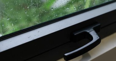 Camdan bakan yağmur damlaları