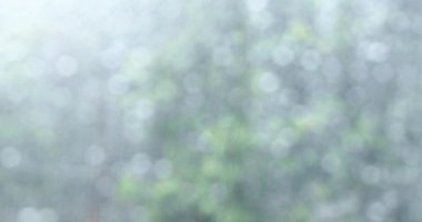 Camdan bakan yağmur damlaları