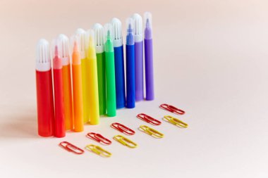 Renkli işaretler, ince kırmızı, sarı, yeşil, pembe, mor, arka plan ataçları.