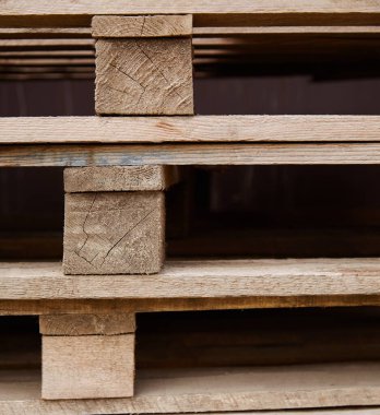 Tahta paletler üst üste istiflenmiş. Çizginin geometrisi.