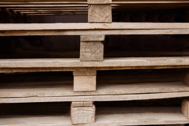 Tahta paletler üst üste istiflenmiş. Çizginin geometrisi.