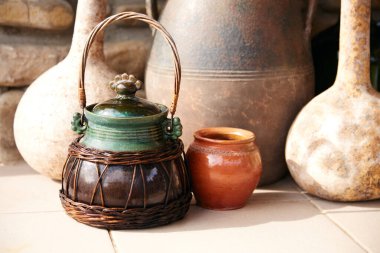 Masa günü eski çatal bıçak ve kuru balkabağı şişesi. Çiftçi evinde kırsal tabaklar