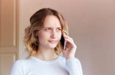 Sarışın telefonda konuşuyor, kafası karışık ve bıkkın. Öğleden sonra genç bir kız genç bir öğrenci odada cep telefonuyla konuşuyor.