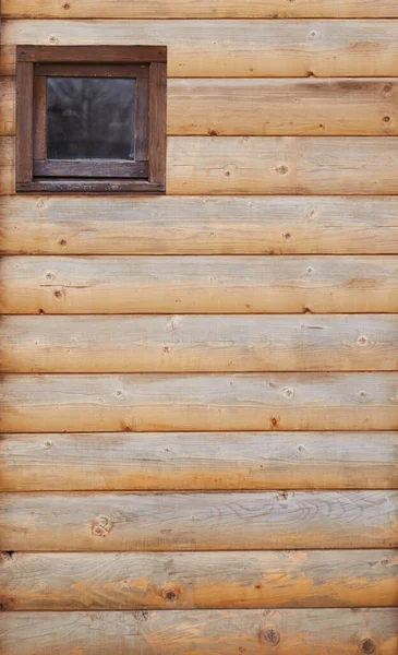 小さな木製の窓を持つ農家の壁の断片 ぬいぐるみログボードの壁 — ストック写真