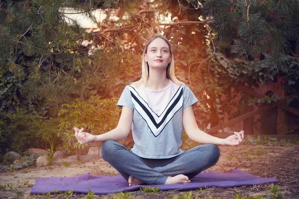 Kız Yoga Yapıyor Park Yeşilliği Meditasyonu Spor Sağlığı Evde Yoga — Stok fotoğraf