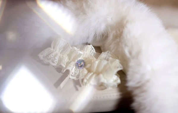 Gelinin beyaz jartiyeri, bacak beyaz kürke konur. Gelinin kışın güzel sabahı.