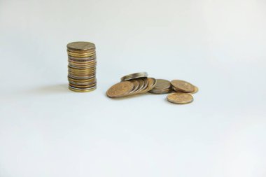 Demir para birikintileri toplandı. Banknot kavramı, bir yığın para düştü, bozuk paralar dağıldı, beyaz arka planda..