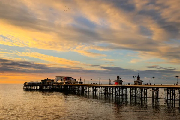 Blackpool Kuzey İskelesi'nde kış günbatımı