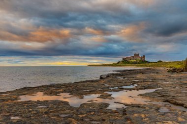 Bamburgh kale gündoğumu Northumberland sahil şeridi üzerinde