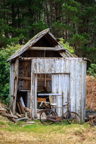 Antiguo Cobertizo Podrido Con Una Bicicleta Oxidada —  Fotos de Stock