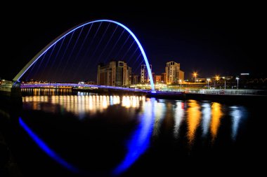Newcastle ve Gateshead gün batımında Gateshead Millennium Köprüsü 'nü, adaçayı ve Tyne Köprülerini gösteriyor..