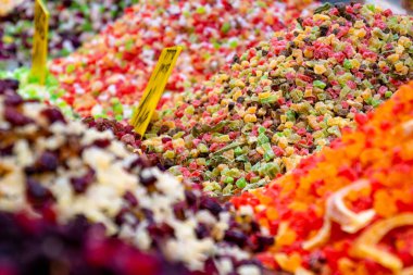 Tatlılar ve kurutulmuş meyveler renklerle ortaya çıkar