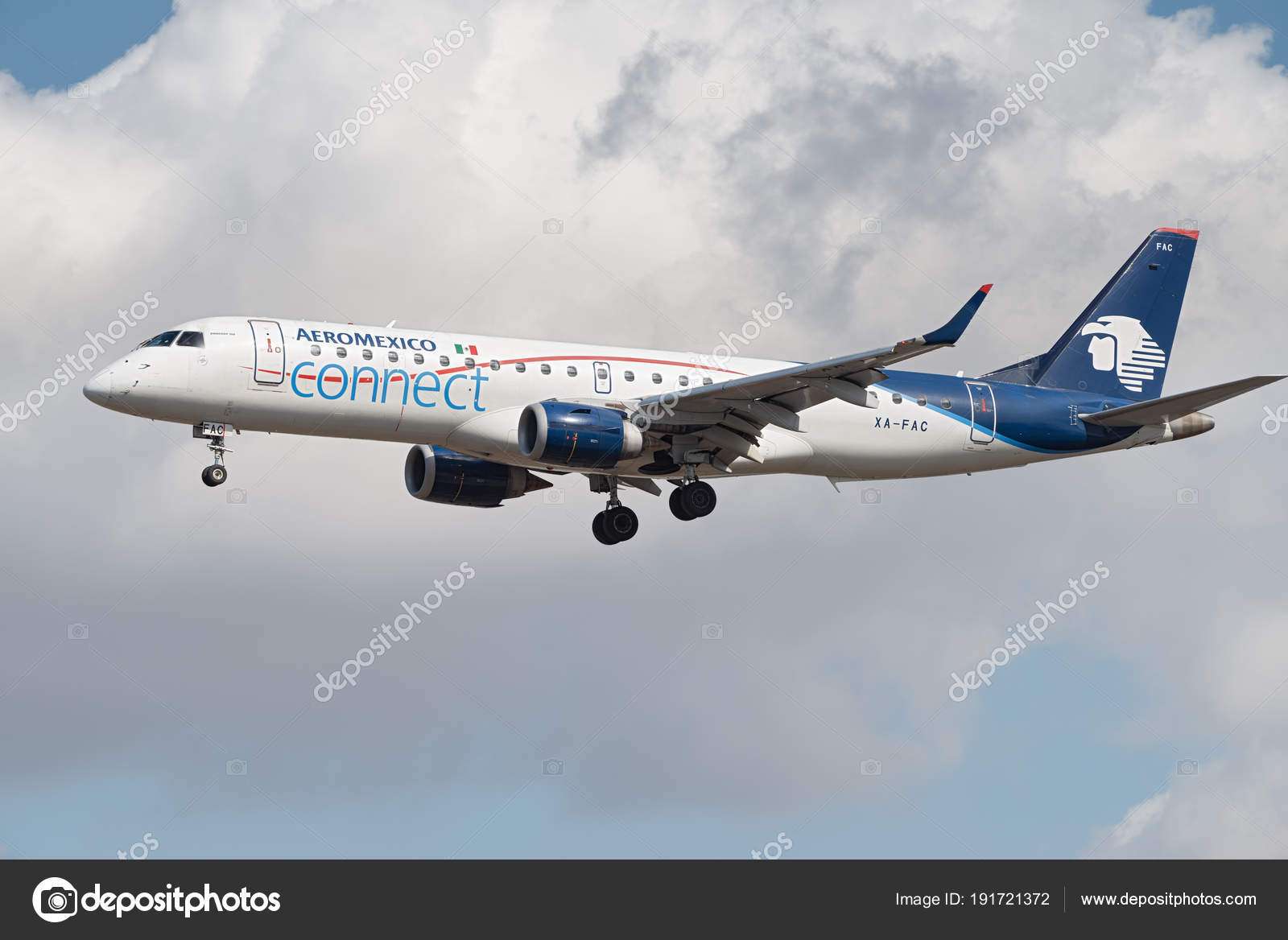 Aeromexico Connect Aircraft Embraer 190 Shown Just Landing Lax Los