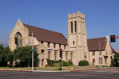 E. Del Mar Blv ve Los Robles Ave Pasadena, Kaliforniya, ABD Throop Unitarian evrenselci kilise gösteren resim.