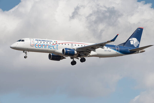 Самолет Aeromexico Connect (Embraer 190) был показан перед посадкой в аэропорту Лос-Анджелеса LAX 22 февраля 2018 года.
.