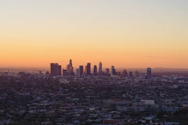 图片显示从格里菲斯公园天文台拍摄的洛杉矶城市的看法 市中心在中间地 — 图库照片