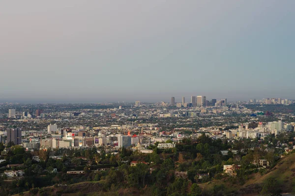 2016 年のグリフィス公園の展望台から撮影したウェスト ハリウッドのビューを示す画像 — ストック写真