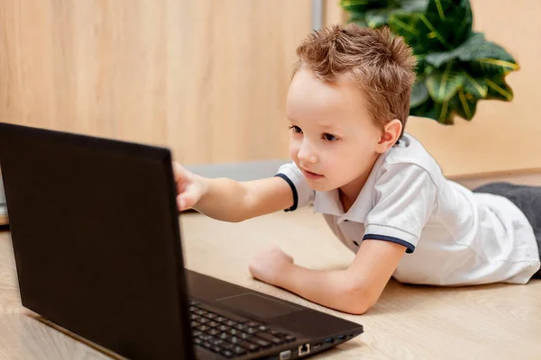 Entrenamiento Remoto Línea Hogar Niño Yace Suelo Trabaja Detrás Computadora —  Fotos de Stock