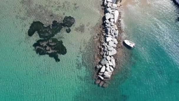 Bootsanker Auf Einem Felsigen Pier Türkisfarbenem Wasser Luftaufnahme — Stockvideo