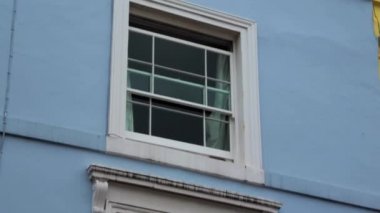 İngiltere, Londra 'daki Notting Hill' de açık mavi evin klasik pencere çerçevesi tarzı