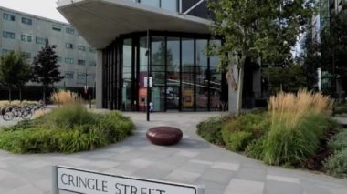 Sainsbury 'nin Londra' daki binasının önünde.