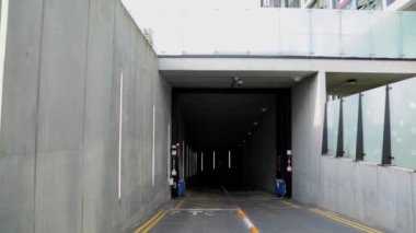 Bir yeraltı otopark tünelinin girişine yaklaşıyoruz.