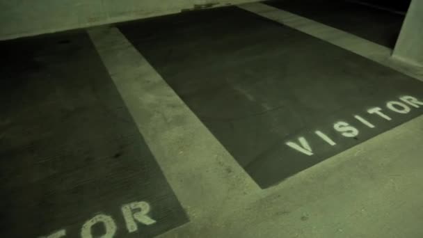 Lege Bezoekers Parkeren Een Ondergrondse Parkeergarage — Stockvideo