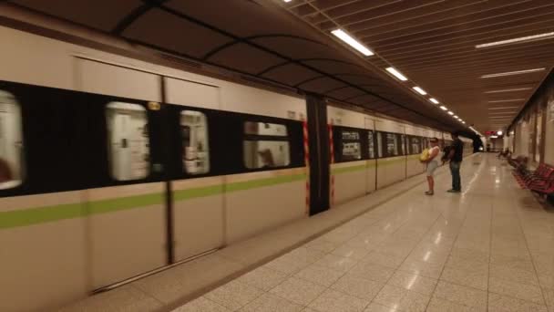 Tren Subterráneo Que Llega Plataforma Atenas Grecia — Vídeo de stock