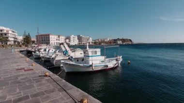 Balıkçı tekneleri Tinos 'ta demirliyor. Tinos Limanı. Yunanistan.