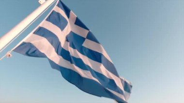 Güzel Güneşli Bir Sabah 'ta Yunanistan Bayrağı Rüzgarda Çırpınıyor. Yavaş Hareket.