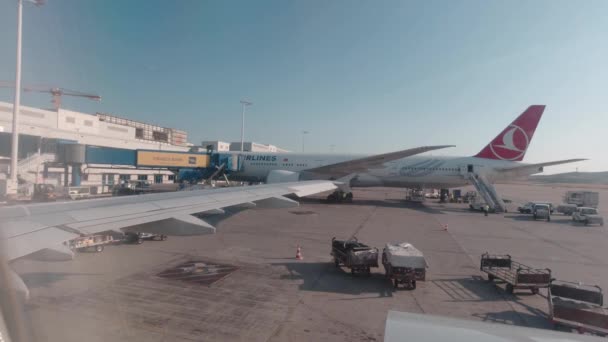 Vista Desde Ventana Avión Del Aeropuerto Eleutherios Venizelos Atenas — Vídeo de stock