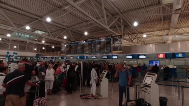 荷物を持ち込みながら列に並んで待っている人 アテネのターミナルの背景にあるチェックインゲートギリシャ — ストック動画