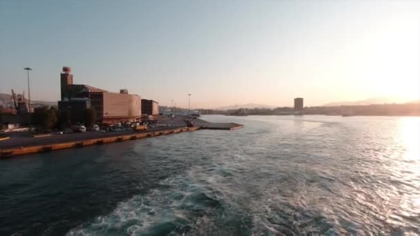 ギリシャのピレウス港を美しい晴れた朝に出発します — ストック動画