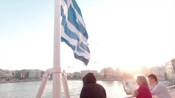 Navio Que Sai Porto Pireu Numa Bela Manhã Ensolarada Bandeira — Vídeo de Stock