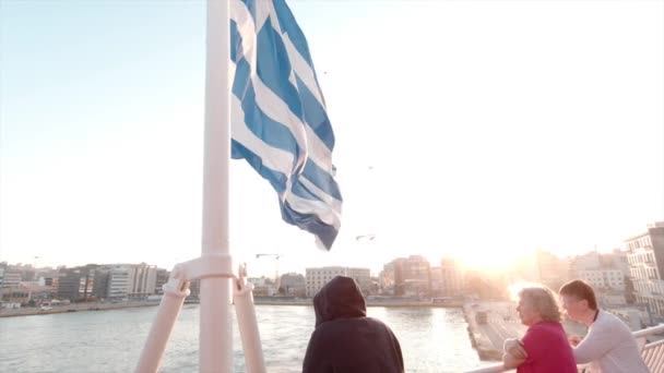 Schip Verlaat Piraeus Port Een Mooie Zonnige Ochtend Vlag Van — Stockvideo