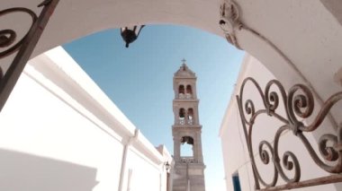 Tinos Adası 'ndaki Ortodoks Kilisesi' nin önü. Yunanistan.