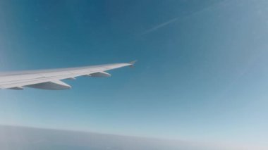 Bir uçağın kanat görüntüsü içeriden uçarken