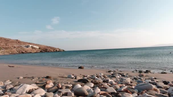 Tengerparti Kilátás Ormos Giannaki Beach Sziget Tinos Sok Sziklák Homokban — Stock videók