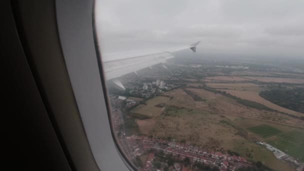 在多云的天气里 从英国上空的飞机窗口观看慢动作 — 图库视频影像
