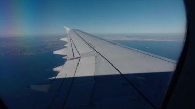 Yunanistan üzerinde uçarken uçak penceresinden bak