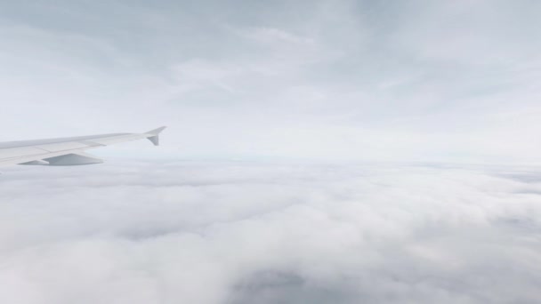 在多云的天气里 从英国上空的飞机窗口观看慢动作 — 图库视频影像
